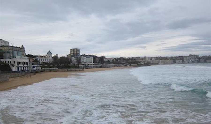 Las olas superaban los 13 metros esta madrugada en la costa de Santander. Foto EP