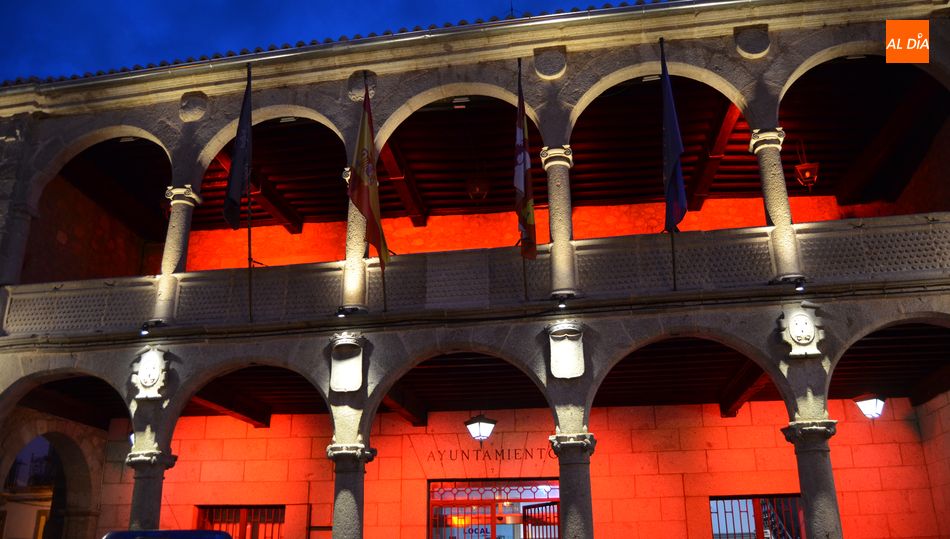 Fachada del Ayuntamiento de Béjar iluminada de rojo en el Día Internacional contra el SIDA
