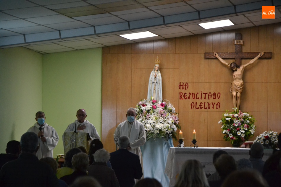Foto 3 - Gran asistencia de fieles al día grande en honor a la Virgen de Fátima  