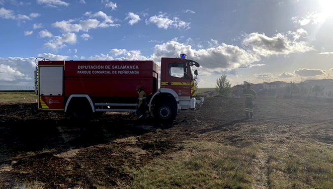 Los bomberos de Peñaranda sofocaban un incendio declarado en un terreno con maleza