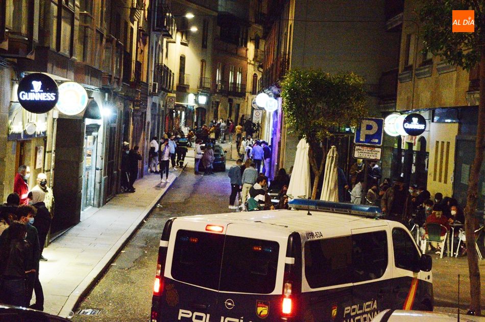 Despliegue policial en la calle Varillas. Foto de Guillermo García