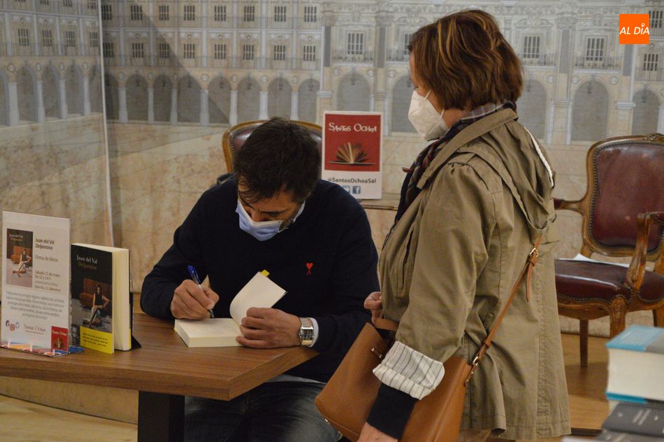 Foto 5 - Juan del Val firma su última novela a los aficionados salmantinos