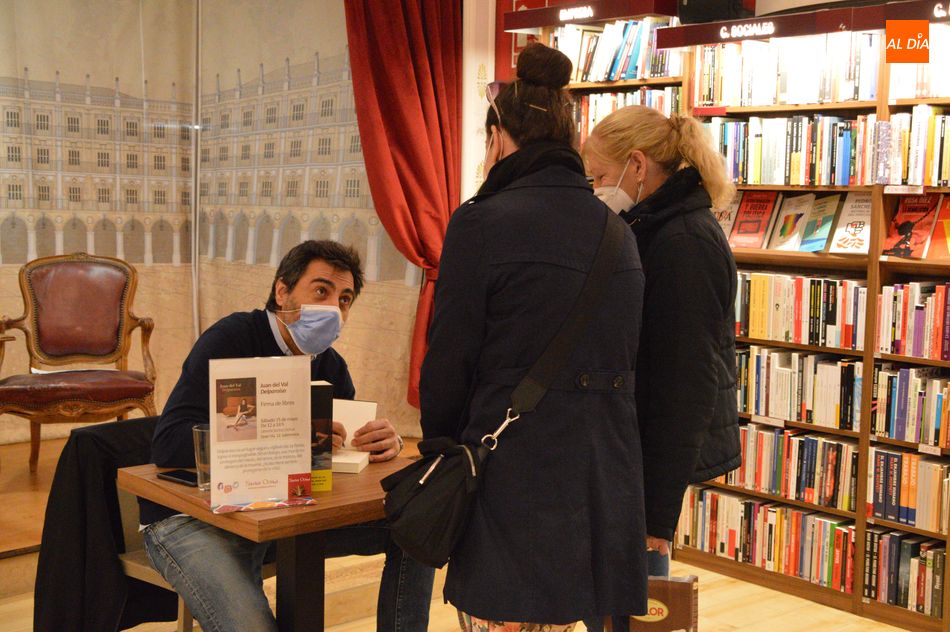 Foto 3 - Juan del Val firma su última novela a los aficionados salmantinos