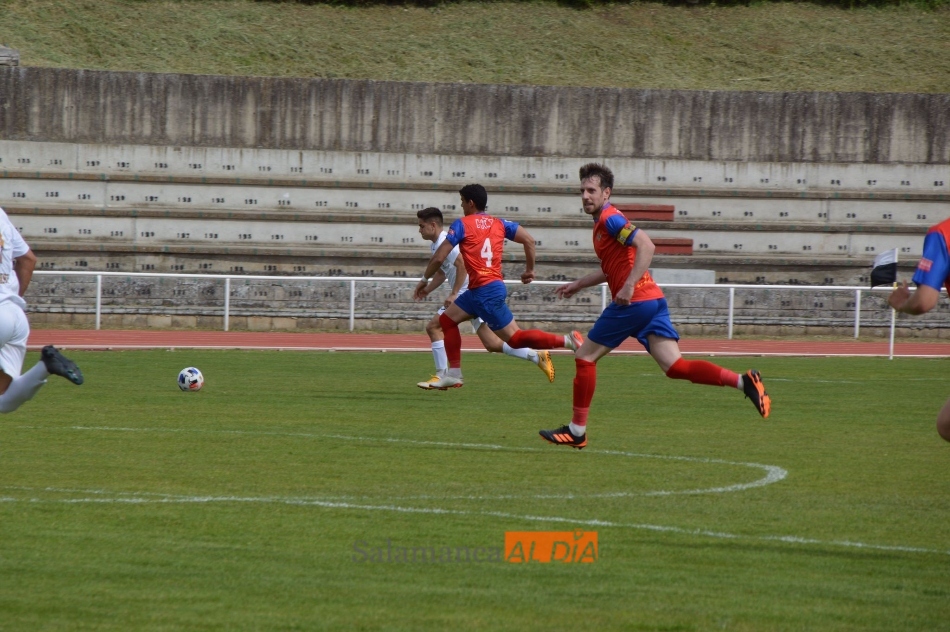 Foto 4 - Goleada del Ribert al Benavente para seguir al frente de la Regional (3-0)