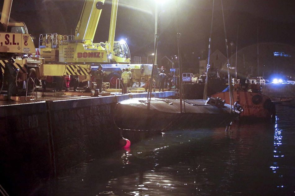 Dos grandes grúas logran reflotar al narcosubmarino hundido  a la entrada de la ría de Aldán, en Cangas (Pontevedra). Marta Vázquez Rodríguez - Europa Press