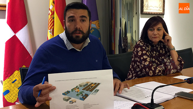La alcaldesa Carmen Ávila y el concejal Antonio Poveda explicaban el proyecto piloto y mostraban planos de lo que tendría que ser la Planta de compostaje que alude el PP