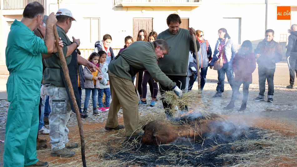 Chamuscado del cerdo en la matanza del pasado año / E. Corredera