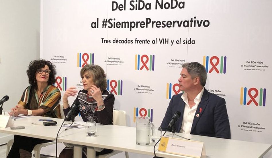 Julia del Amo, directora del Plan Nacional sobre el Sida, la ministra de Sanidad, María Luis Carcedo, y Boris Izaguirre