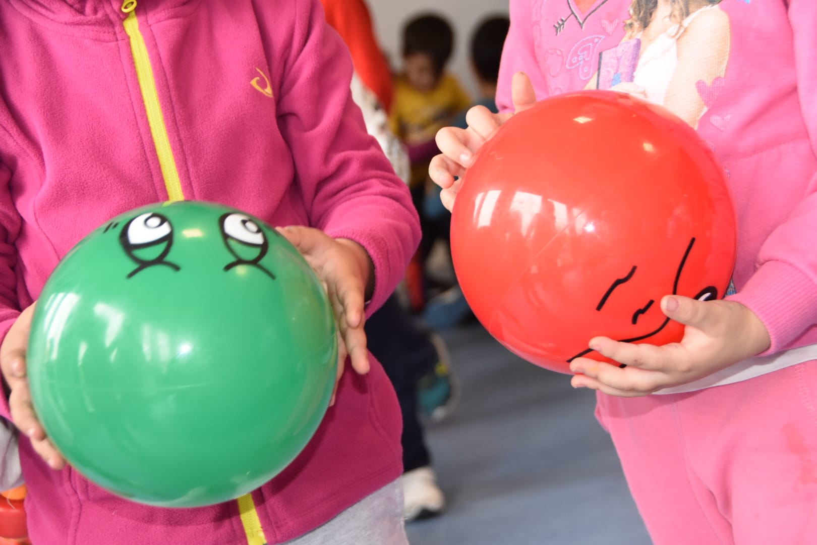 Foto 5 - Medio centenar de niños del CEIP Isabel Reina de Castilla estrenan juguetes gracias a empresas...