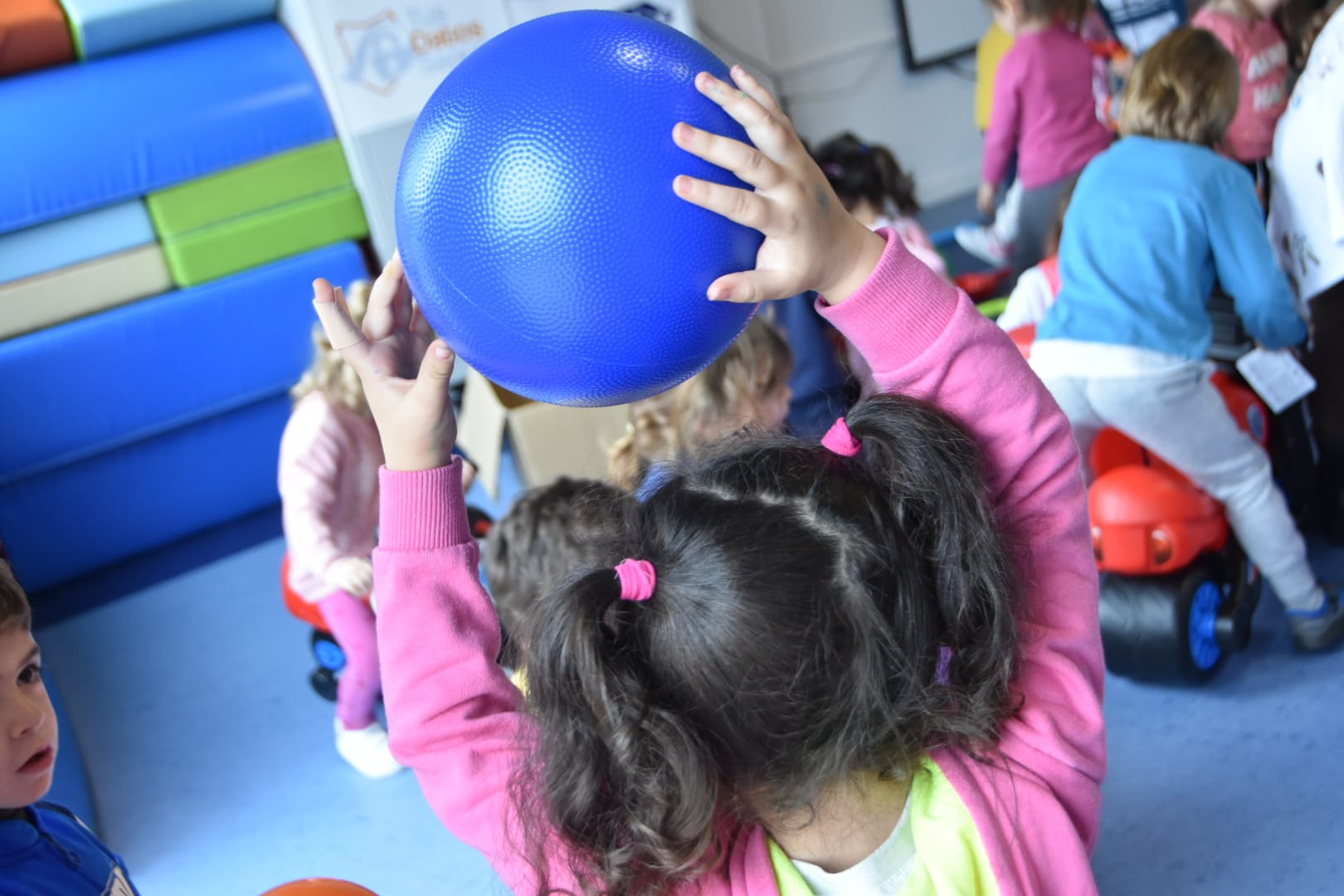 Foto 4 - Medio centenar de niños del CEIP Isabel Reina de Castilla estrenan juguetes gracias a empresas...