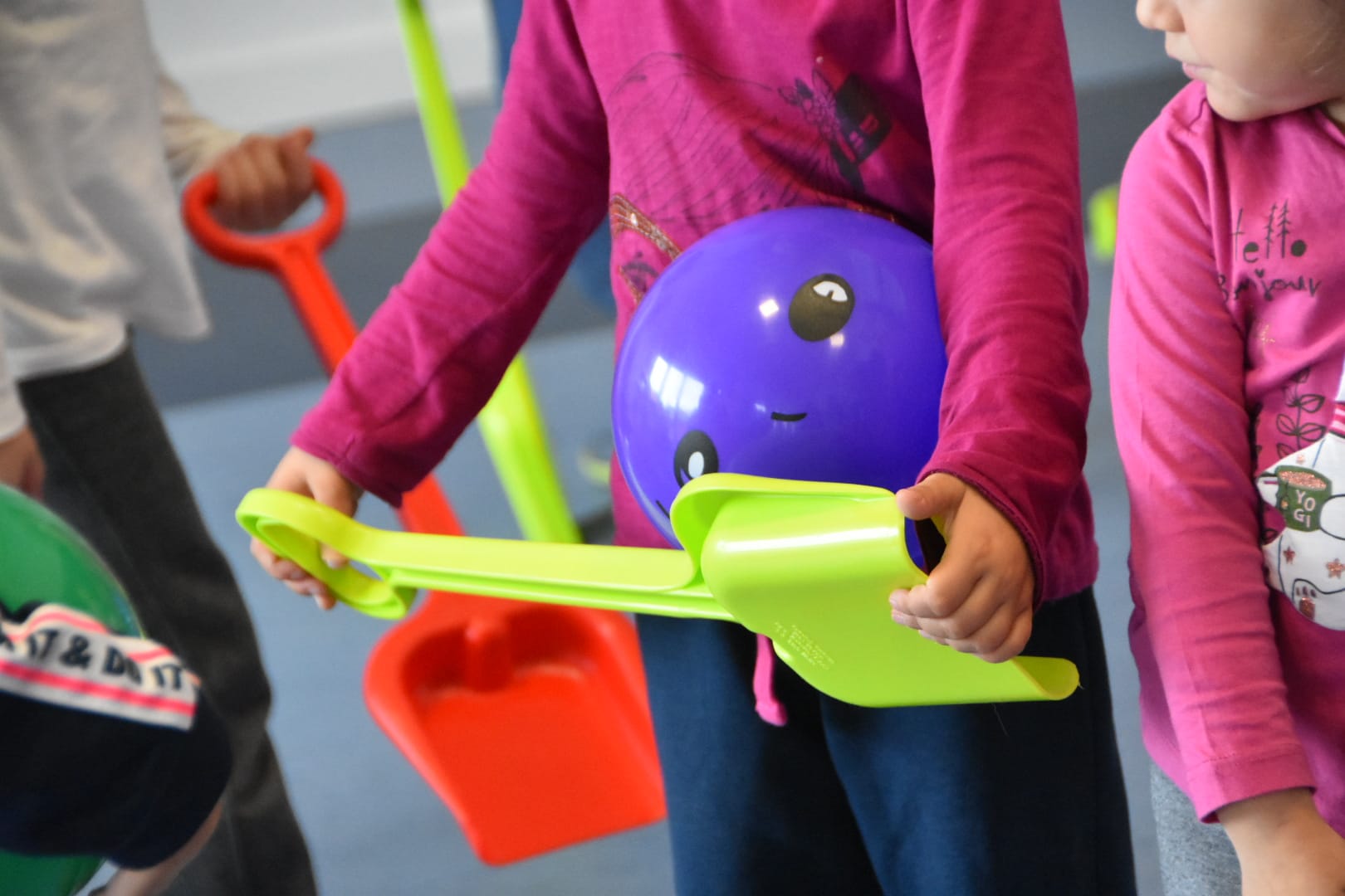 Foto 2 - Medio centenar de niños del CEIP Isabel Reina de Castilla estrenan juguetes gracias a empresas...