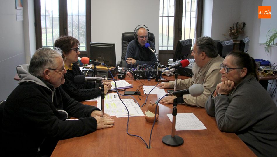 Momento de la entrevista en la emisora municipal de radio de Vitigudino / CORRAL