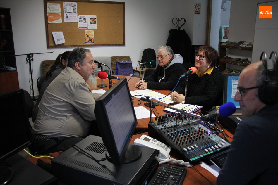 Foto 2 - La plataforma Yay@gaitas difunde su lucha por las pensiones en la emisora municipal de radio de...