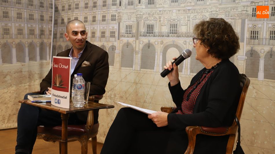Raúl Rivas, durante la presentación de su libro en Santos Ochoa. Foto: Lydia González