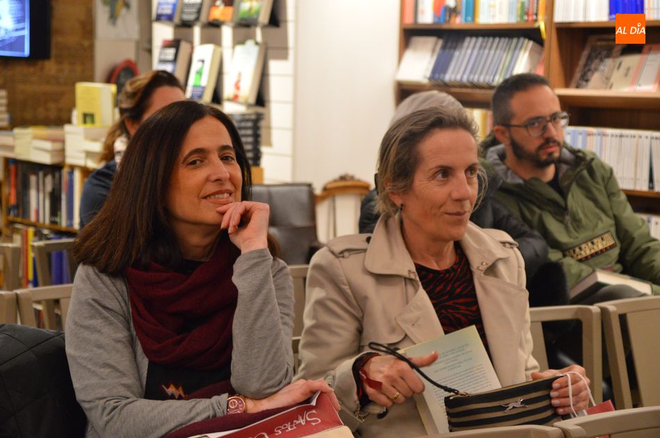 Foto 3 - Carla Montero presenta ‘El jardín de las mujeres Verelli’ en la librería Santos Ochoa  
