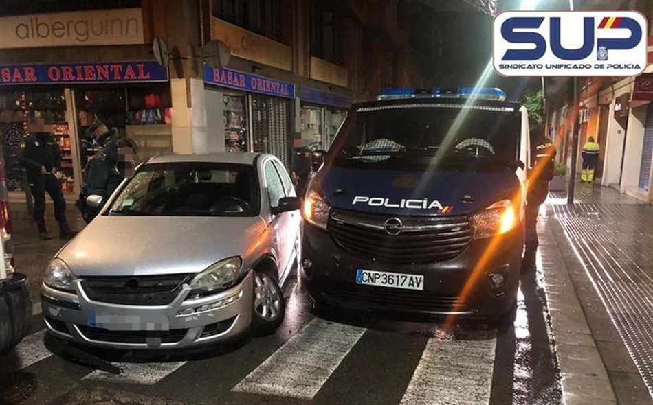 Foto 1 - Heridos cinco agentes de la Comisaría de Santiago desplazados en Barcelona al chocar un coche...