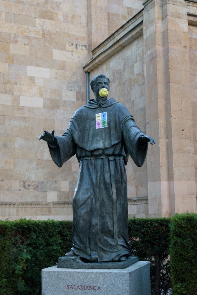 Foto 6 - Mascarillas en las estatuas de Salamanca para reivindicar la lucha contra el cambio climático