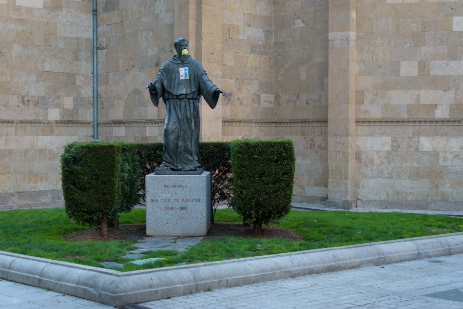 Foto 5 - Mascarillas en las estatuas de Salamanca para reivindicar la lucha contra el cambio climático
