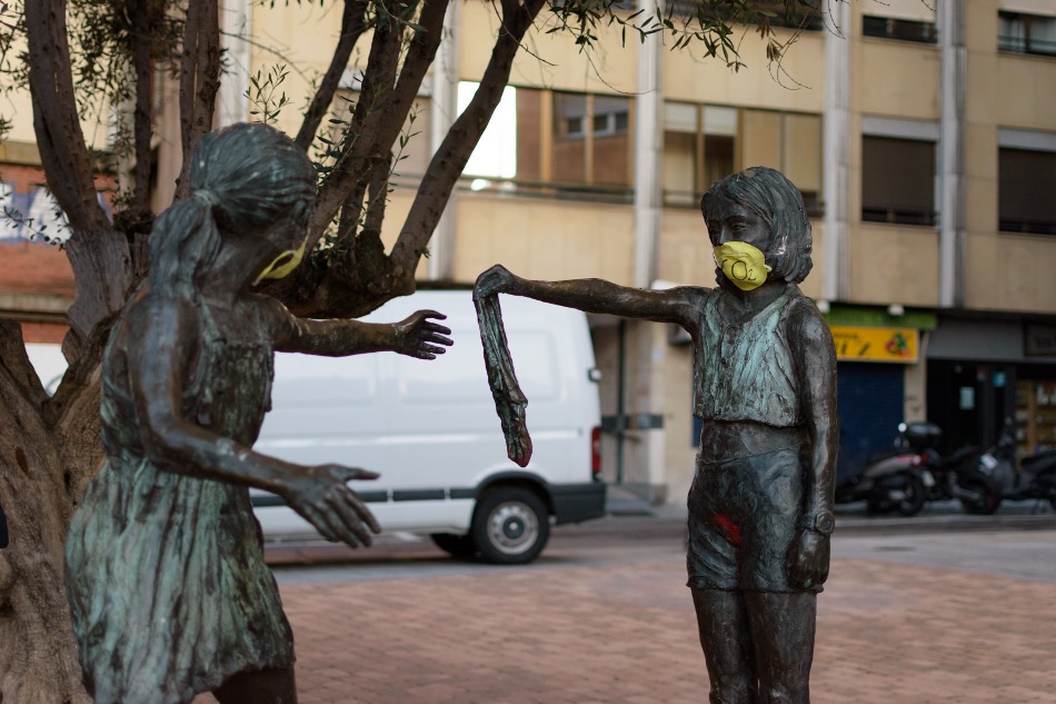 Foto 4 - Mascarillas en las estatuas de Salamanca para reivindicar la lucha contra el cambio climático