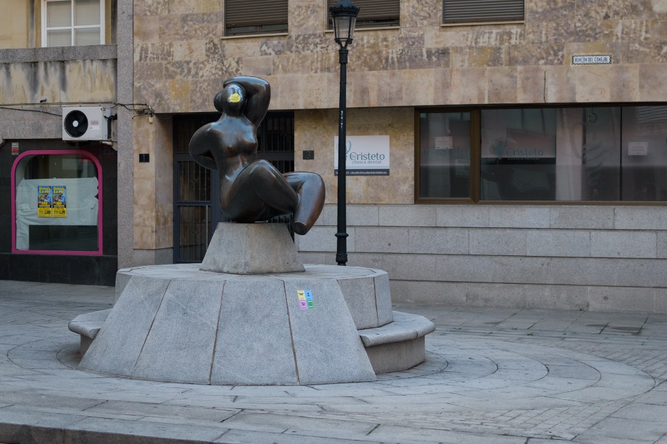 Foto 3 - Mascarillas en las estatuas de Salamanca para reivindicar la lucha contra el cambio climático
