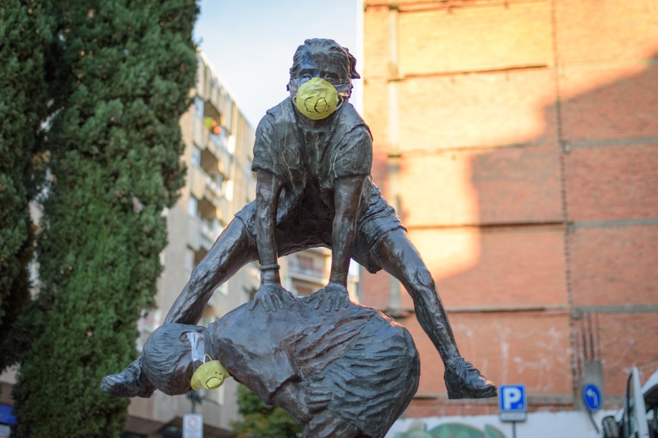 Foto 2 - Mascarillas en las estatuas de Salamanca para reivindicar la lucha contra el cambio climático