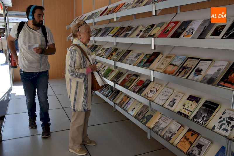 Exposición de libros en la Feria Municipal del Libro de Salamanca