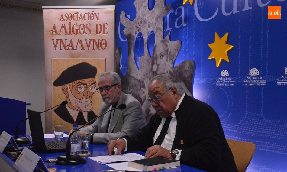El poeta Ángel García López, junto a Francisco Blanco, en la Sala de la Palabra. Foto: Lydia González