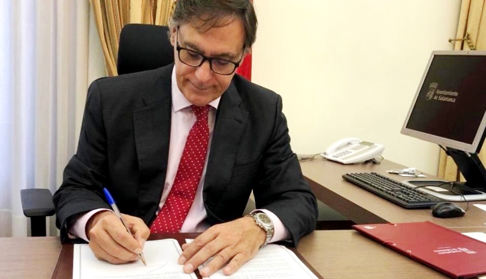 El alcalde de Salamanca, Carlos García Carbayo, en la firma de este documento