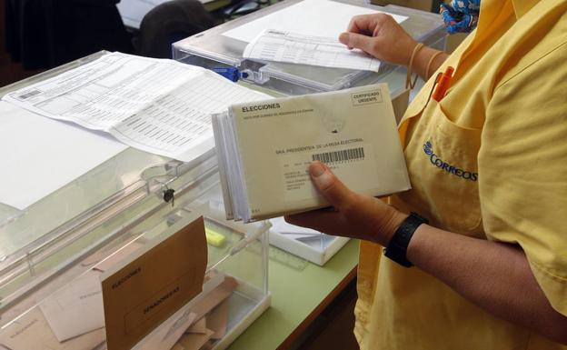 Foto 1 - Detenida en Melilla una mujer con votos por correo robados a una funcionaria de Correos para su...