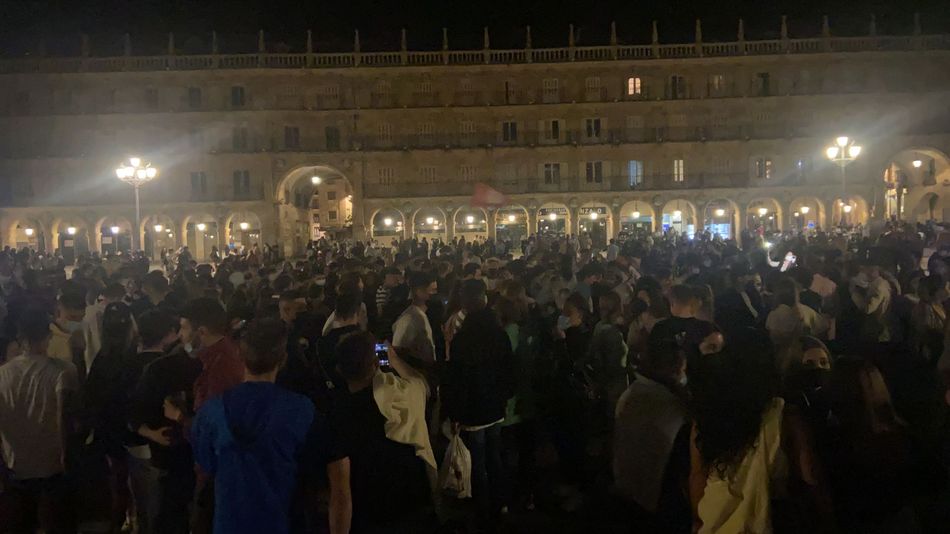 Los jóvenes llenaron la Plaza Mayor de Salamanca tras el estado de alarma - Archivo
