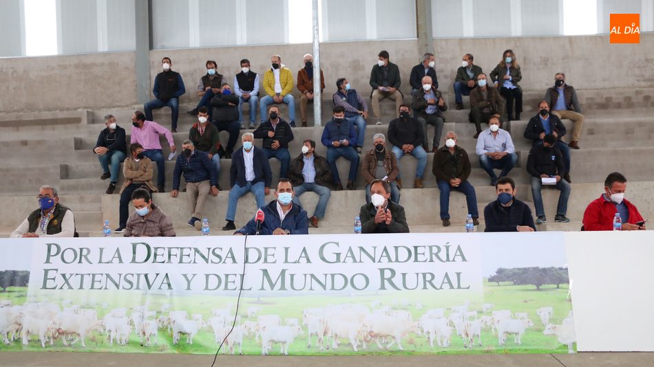 Los ganaderos afectados rechazan la intervención de los técnicos de Producción Agropecuaria como interlocutores de la Junta / CORRAL