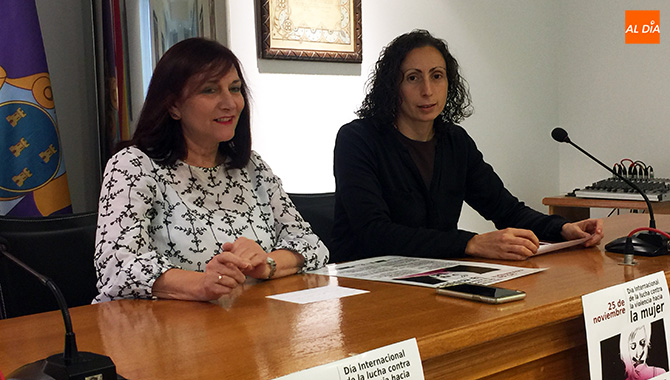 La alcaldesa Carmen Ávila y la concejal Pilar García, presentaban el programa del Dia Internacional contra la violencia de género