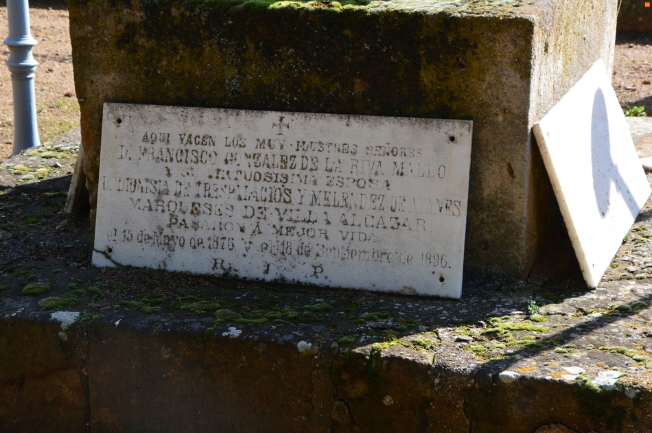 Foto 6 - Versos de Bécquer, Unamuno o el Ché Guevara, entre las despedidas eternas en el cementerio de...