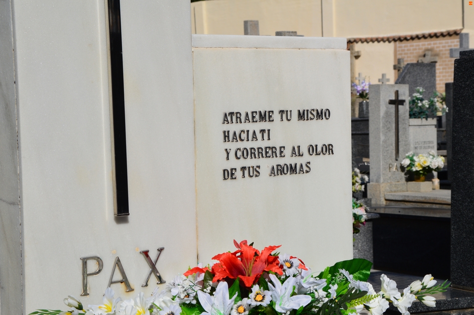 Foto 5 - Versos de Bécquer, Unamuno o el Ché Guevara, entre las despedidas eternas en el cementerio de...