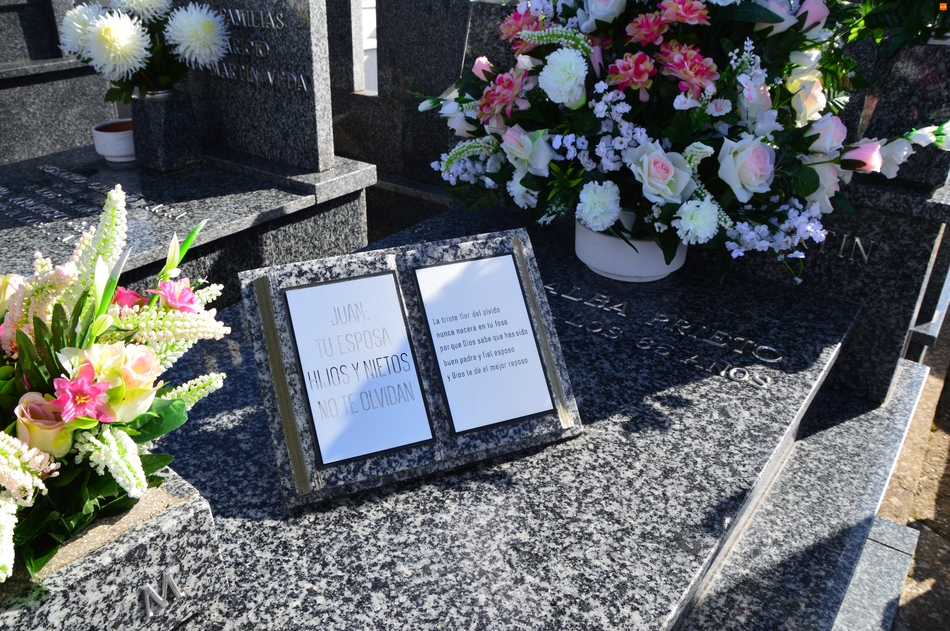 Foto 4 - Versos de Bécquer, Unamuno o el Ché Guevara, entre las despedidas eternas en el cementerio de...