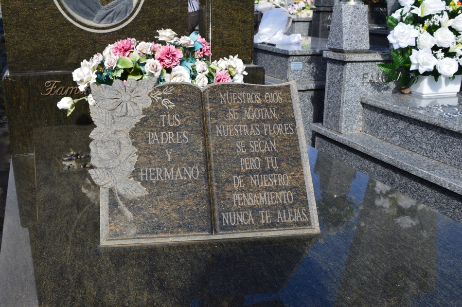 Foto 2 - Versos de Bécquer, Unamuno o el Ché Guevara, entre las despedidas eternas en el cementerio de...