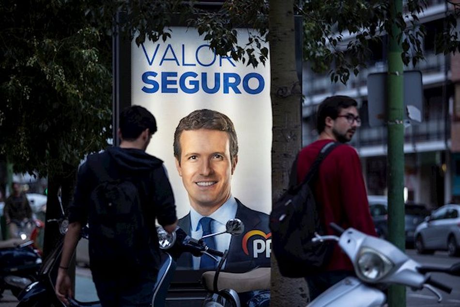 Cartel electoral con el candidato del PP, Pablo Casado / EP