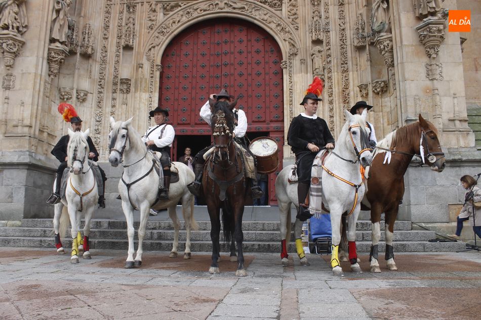 Foto 6 - ‘El Mariquelo’ cumple con la tradición de subir a lo alto de la Catedral de Salamanca