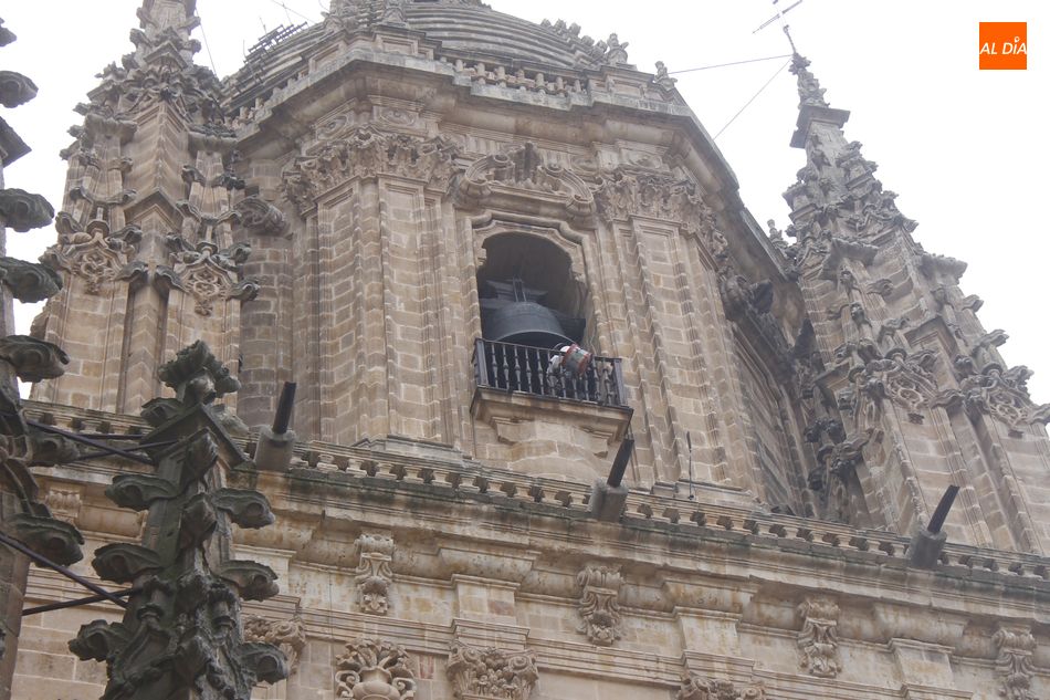 Foto 4 - ‘El Mariquelo’ cumple con la tradición de subir a lo alto de la Catedral de Salamanca