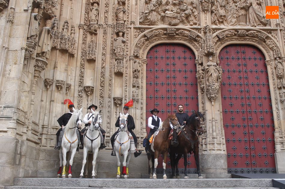 Foto 3 - ‘El Mariquelo’ cumple con la tradición de subir a lo alto de la Catedral de Salamanca