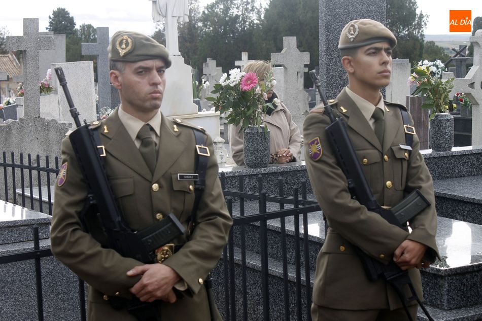 Foto 6 - Los militares fallecidos en acto de servicio son homenajeados en el cementerio San Carlos