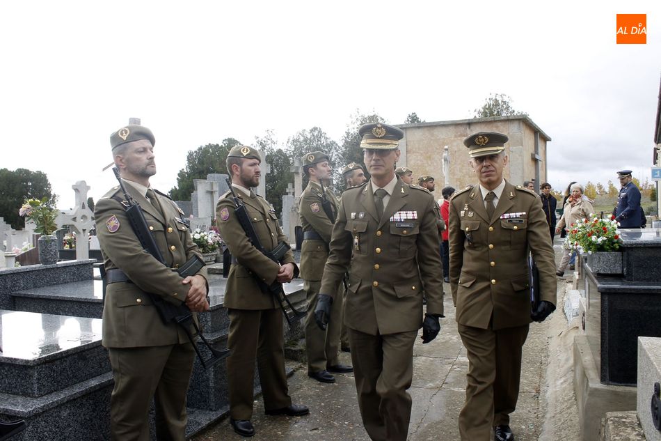 Foto 5 - Los militares fallecidos en acto de servicio son homenajeados en el cementerio San Carlos