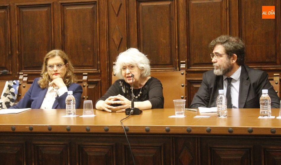 En el centro, Teresa Freixes, catedrática de Derecho Constitucional de la Universidad Autónoma de Barcelona. Foto: Lydia González