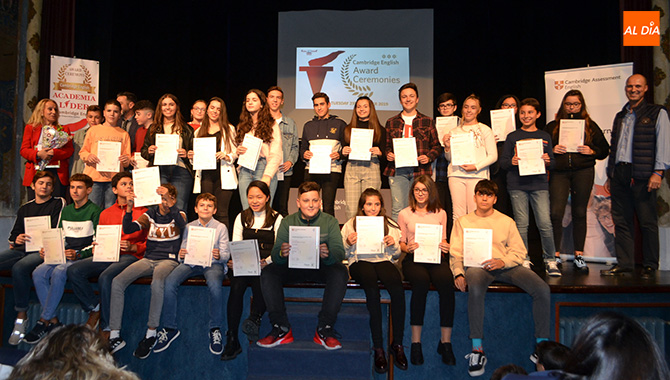 Decenas de alumnos recibian su certificado Cambridge en la gran gala de la Academia Líder
