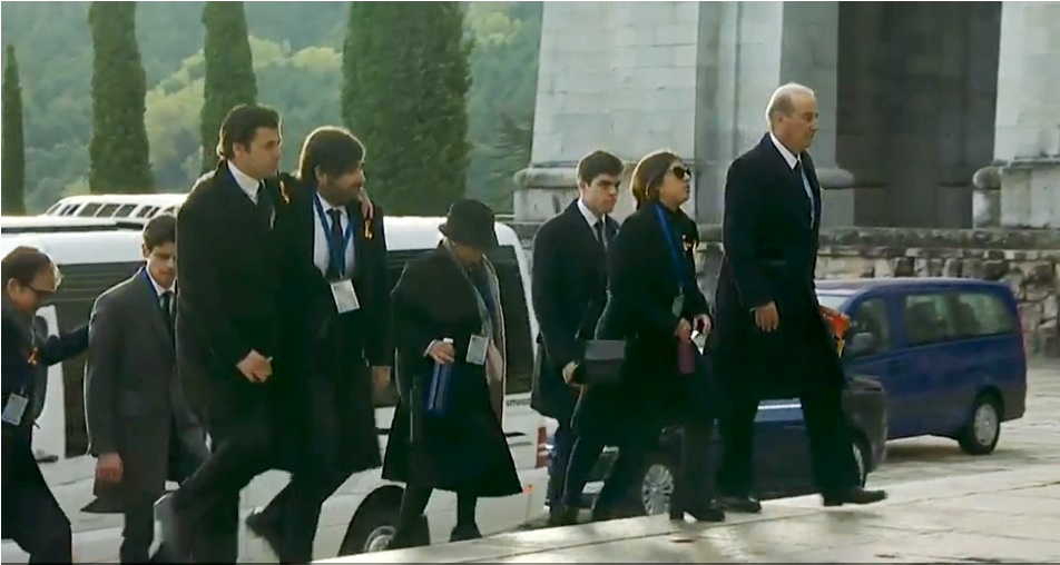 Francis Franco, nieto de Franco, accede a la basílica del Valle de los Caídos con la bandera preconstitucional doblada en una mano