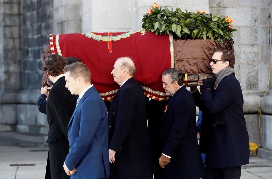 La caja con los restos de Franco portada a hombros por 8 familiares varones | EP