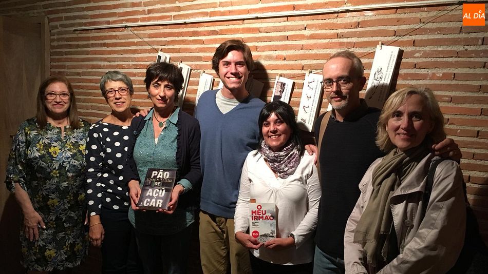 Afonso Reis Cabral con alguno de sus lectores salmantinos