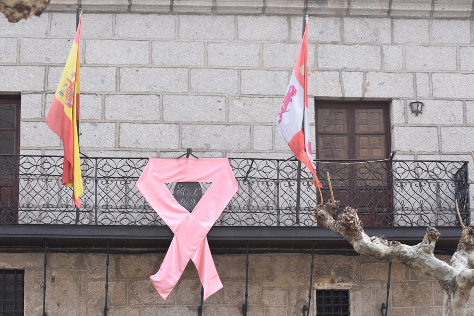 Lazo rosa en la fachada del Ayuntamiento de Ledesma