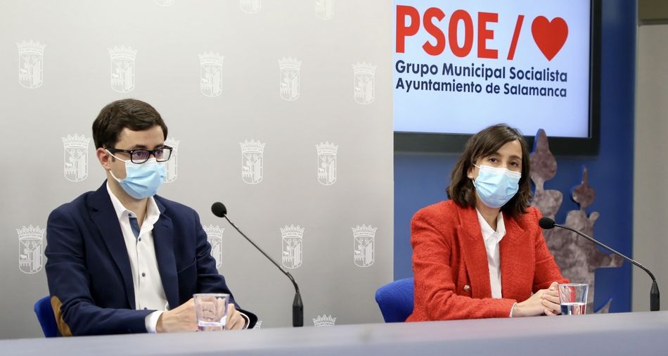 Rueda de prensa del portavoz del Grupo Municipal Socialista en el Ayuntamiento de Salamanca, José Luis Mateos, junto a la concejala, María Jesús Santa María