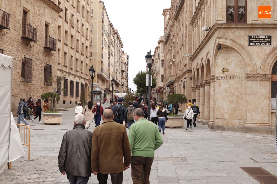 Grupos de personas paseando por la ciudad